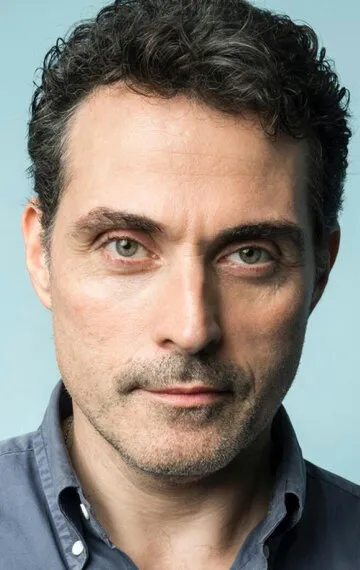 Фотография актёра Руфус Сьюэлл