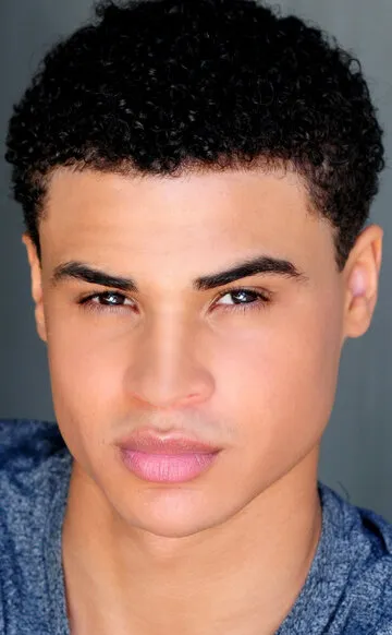 Фотография актёра Колтон Стюарт