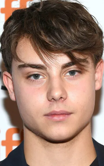 Фотография актёра Карсон МакКормак