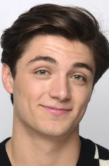 Фотография актёра Эшер Энджел