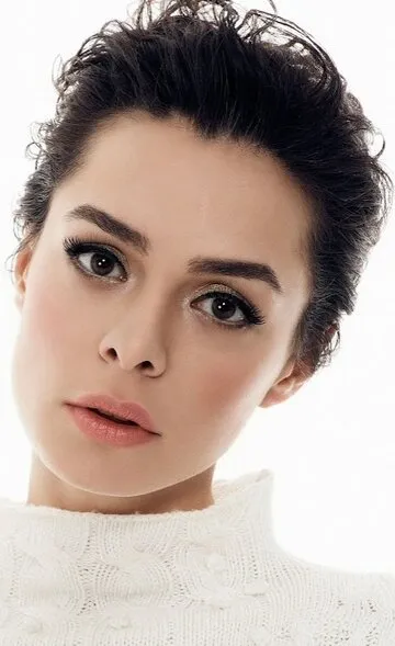 Фотография актёра Озге Озпиринчджи